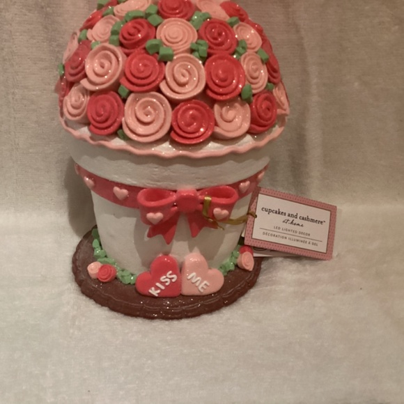 Cupcakes & Cashmere Light Up Spring Bird on a Bouquet of Flowers - Picture 8 of 8